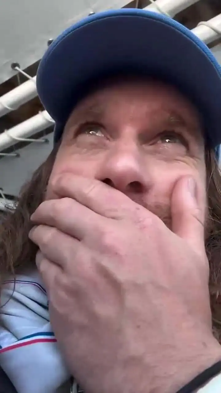 فیلم ژست گرفتن خرس قطبی برای عکاس های داخل هلیکوپتر