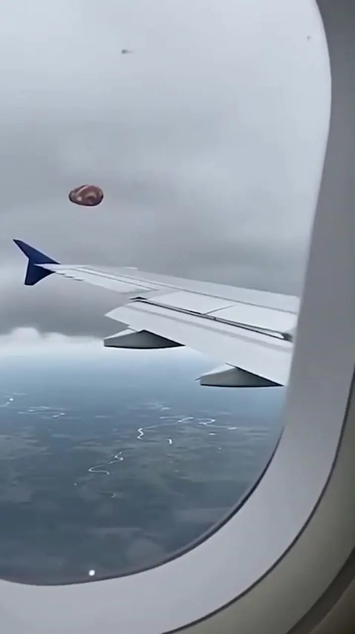 فیلم ثبت لحظه برخورد صاعقه با بالن از داخل هواپیما