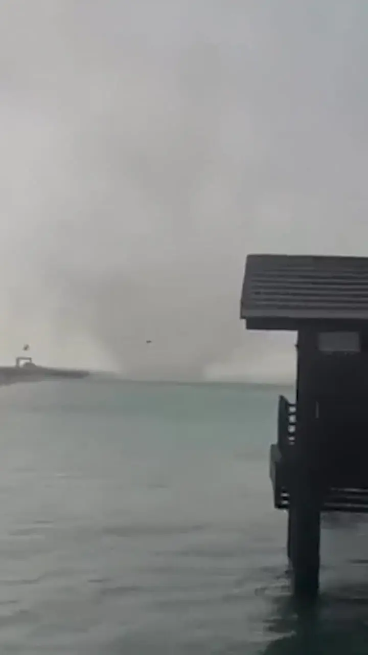 فیلم وقوع همزمان گردباد و واتراسپات در کیش