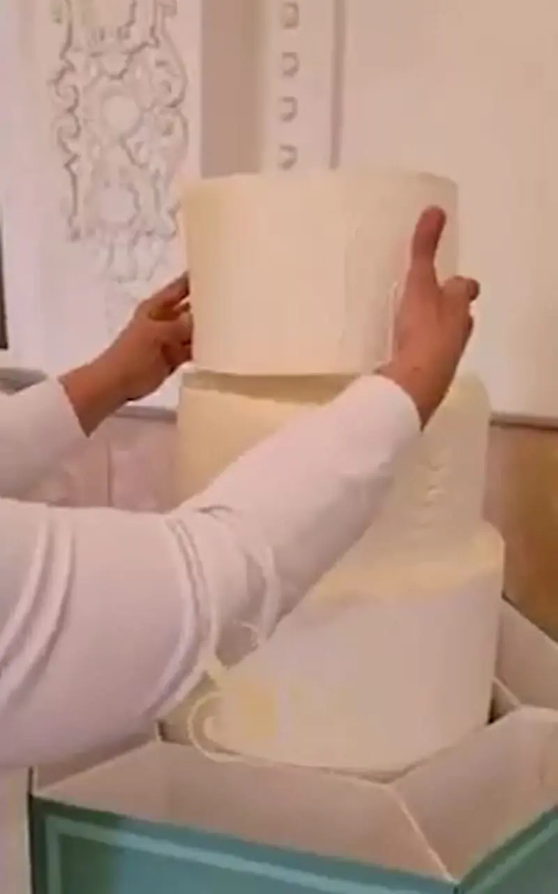 فیلم / جزییات دیده نشده از عروسی باشکوه مریم مومن / خلاقیت استا قناد در تزیین کیک که زیباترین کیکی ایران لقب گرفت ...