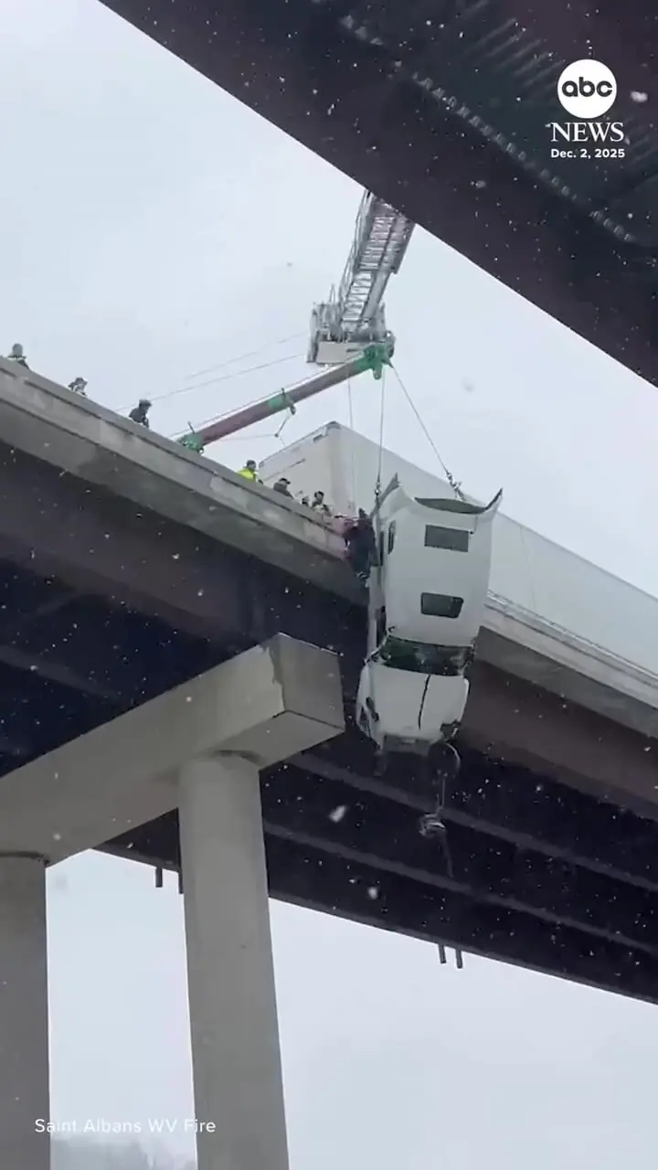 فیلم عملیات نفس‌گیر امدادگران روی پل بزرگراه