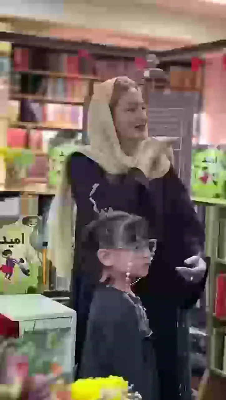 فیلم / نگاهی بهتیپ و  استایل زیبای شیلا خداداد در جشن امضای کتابش/ لباسی مشکی با سنگ های کریستالی مزین به اشعار مولانا ...