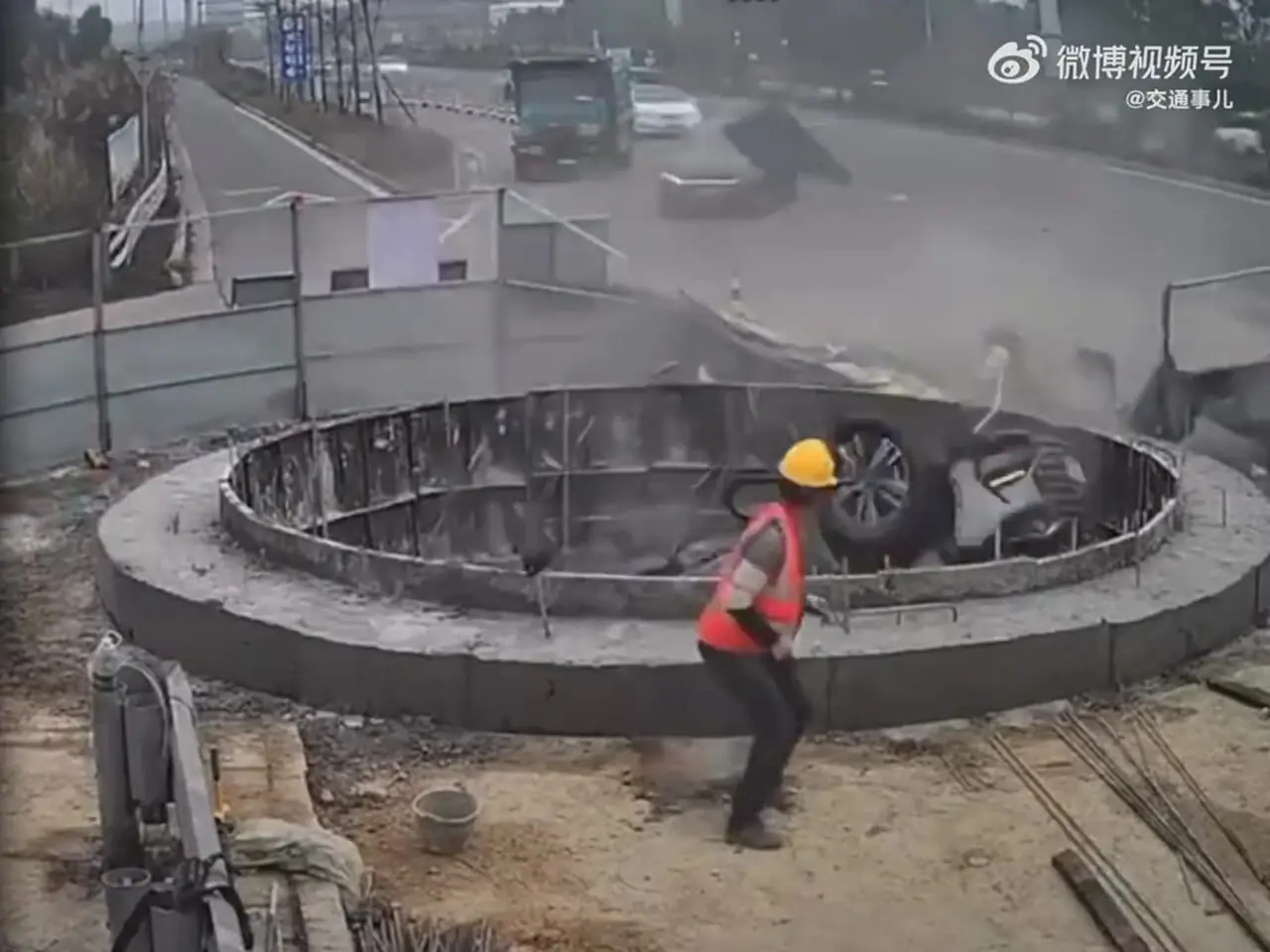 واژگونی خودرو پس از انحراف و ورود به محدوده کارگاهی پروژه عمرانی