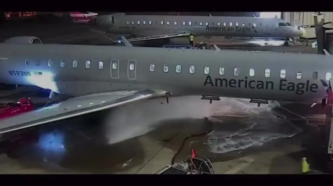 فوران بنزین هنگام سوخت گیری هواپیما در فرودگاه + فیلم 