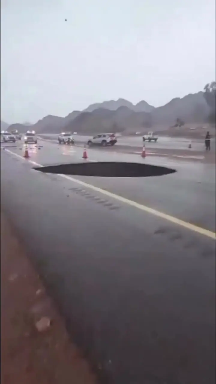 فیلم فرونشست بزرگ وسط جاده در عربستان