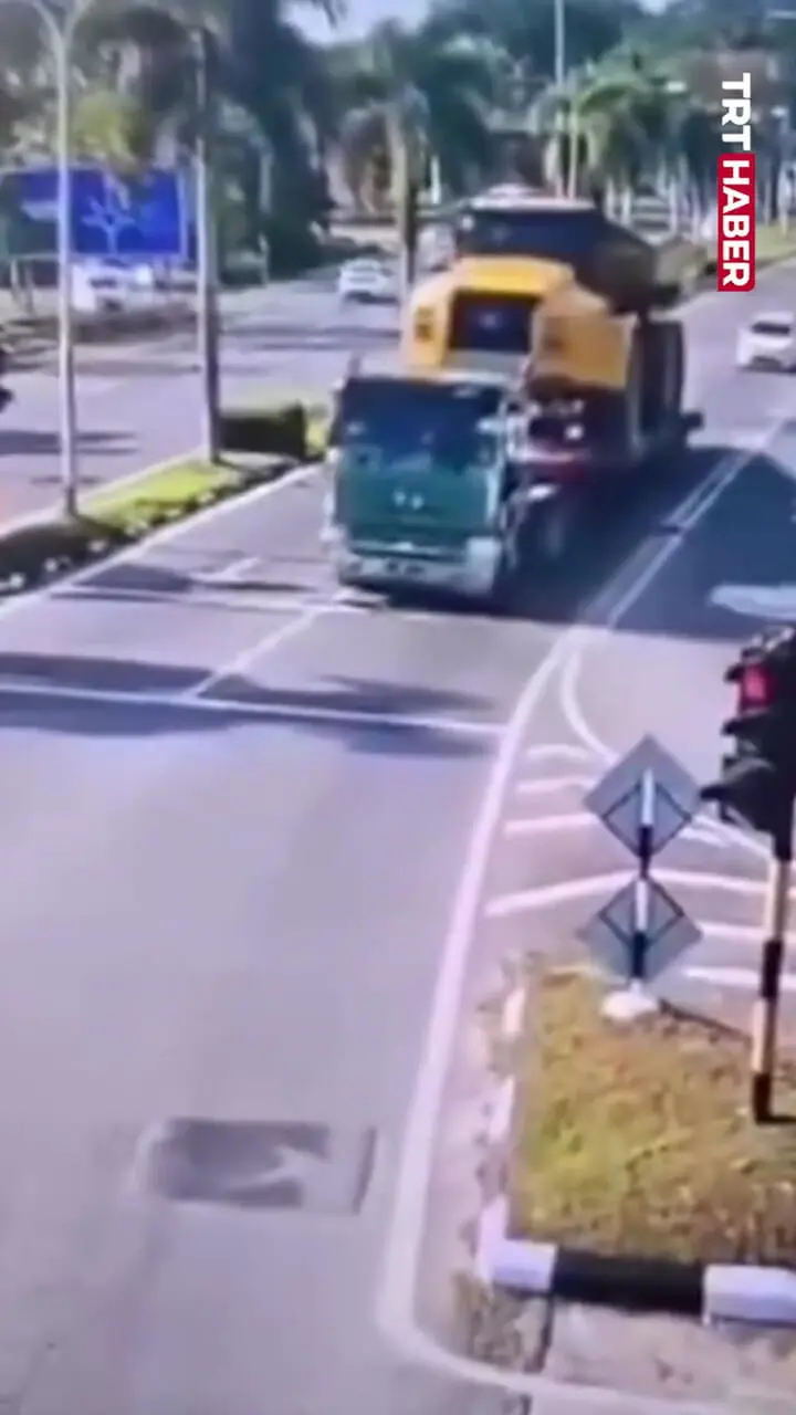 فیلم لحظه ترمز ناگهانی کامیون در مالزی