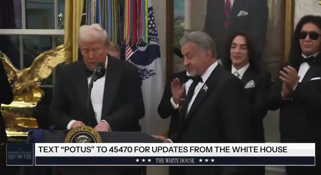 فیلم اهدای مدال کندی به سیلوستر استالونه توسط ترامپ