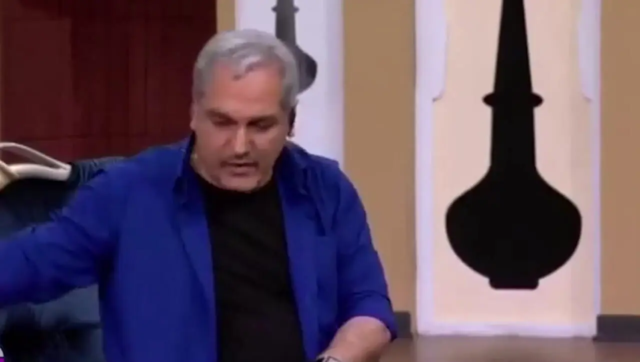 فیلم / مهران مدیری: یه خانم بازیگر ماشین صفر منو ترکونده بود گریه میکرد ...رگفتم اشکالی نداره و اون رفت ... اما بعدش نشستم گریه کردم .../ ماشینم حیف شد ...