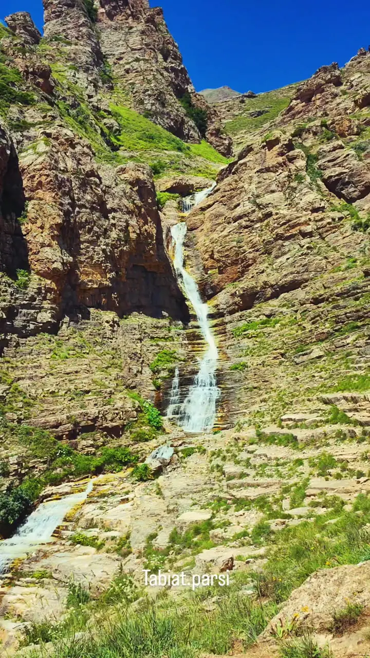 فیلم لحظه دیدن آبشار سیاه چشمان در چالوس