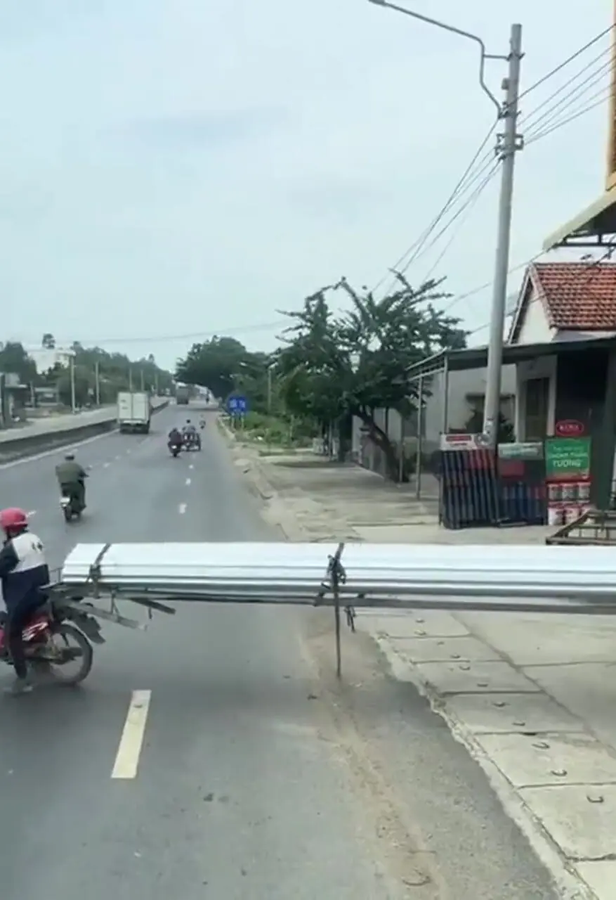 فیلم موتورسواری با بار ورقه فلزی بلند و عجیب