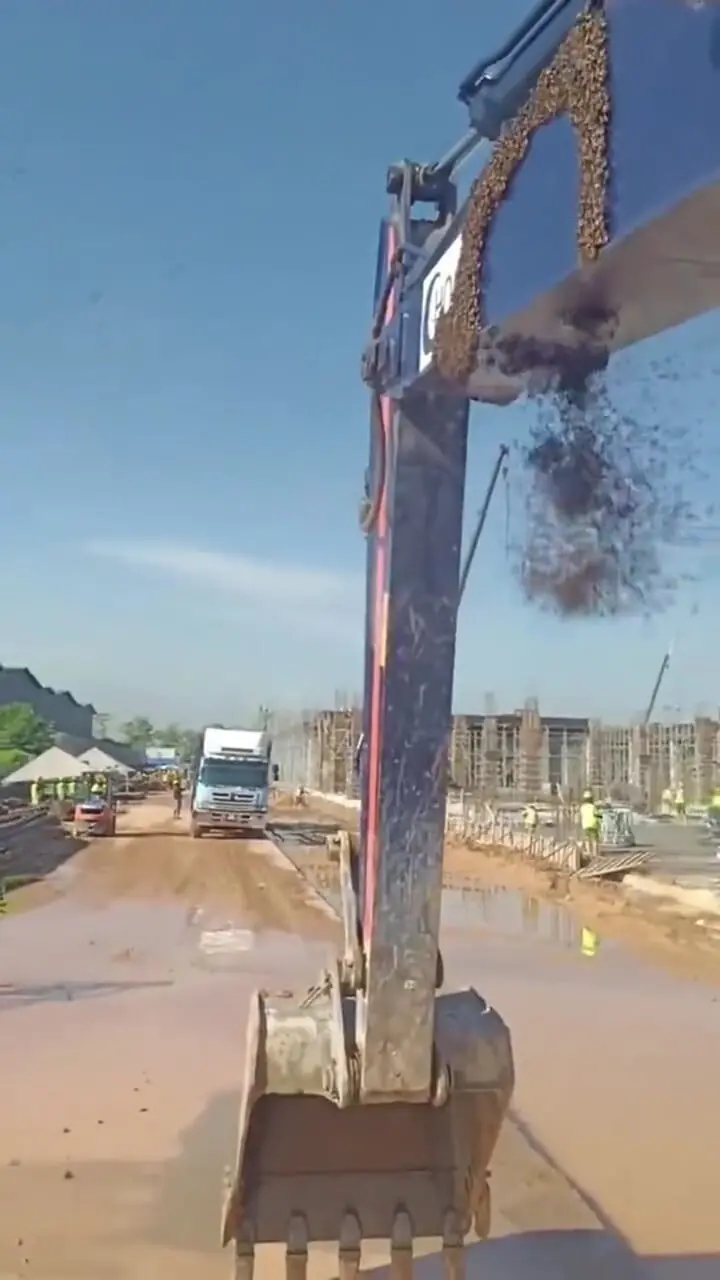 فیلم شوخی عملیاتی با بیل مکانیکی و کندوی زنبور