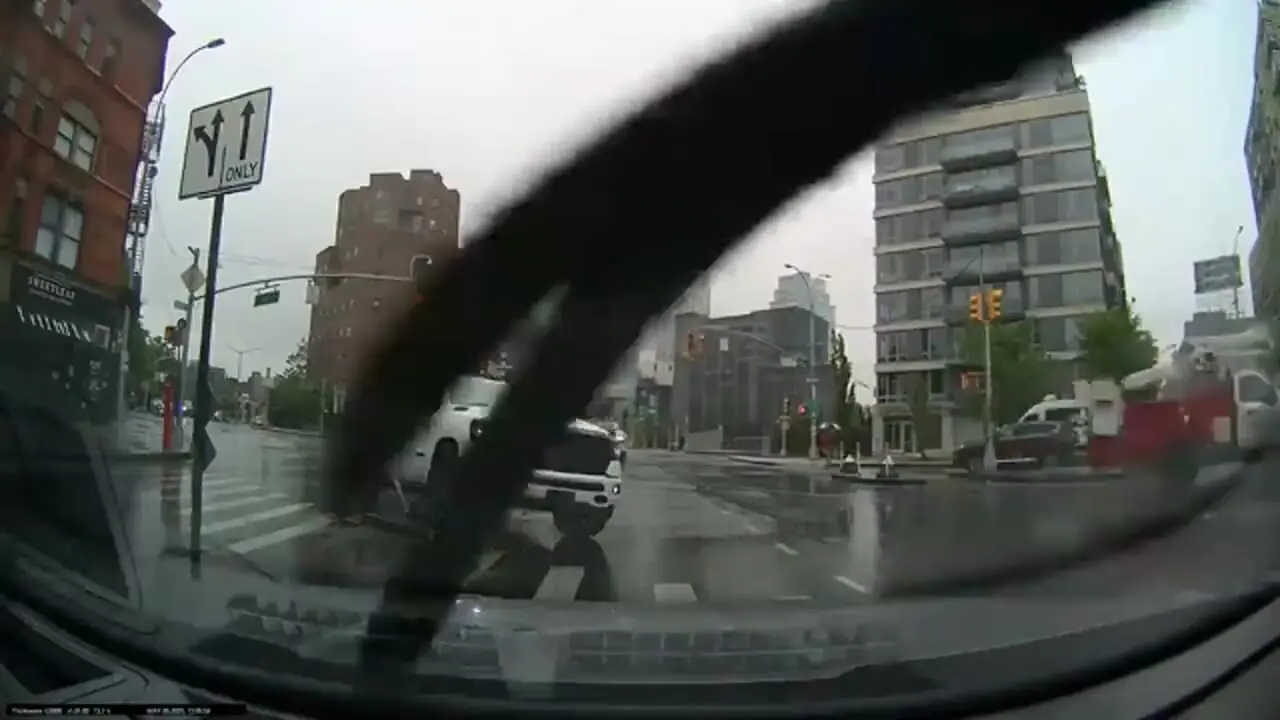 فیلم برخورد ماشین هنگام دورزدن و گیر کردن یک چرخ