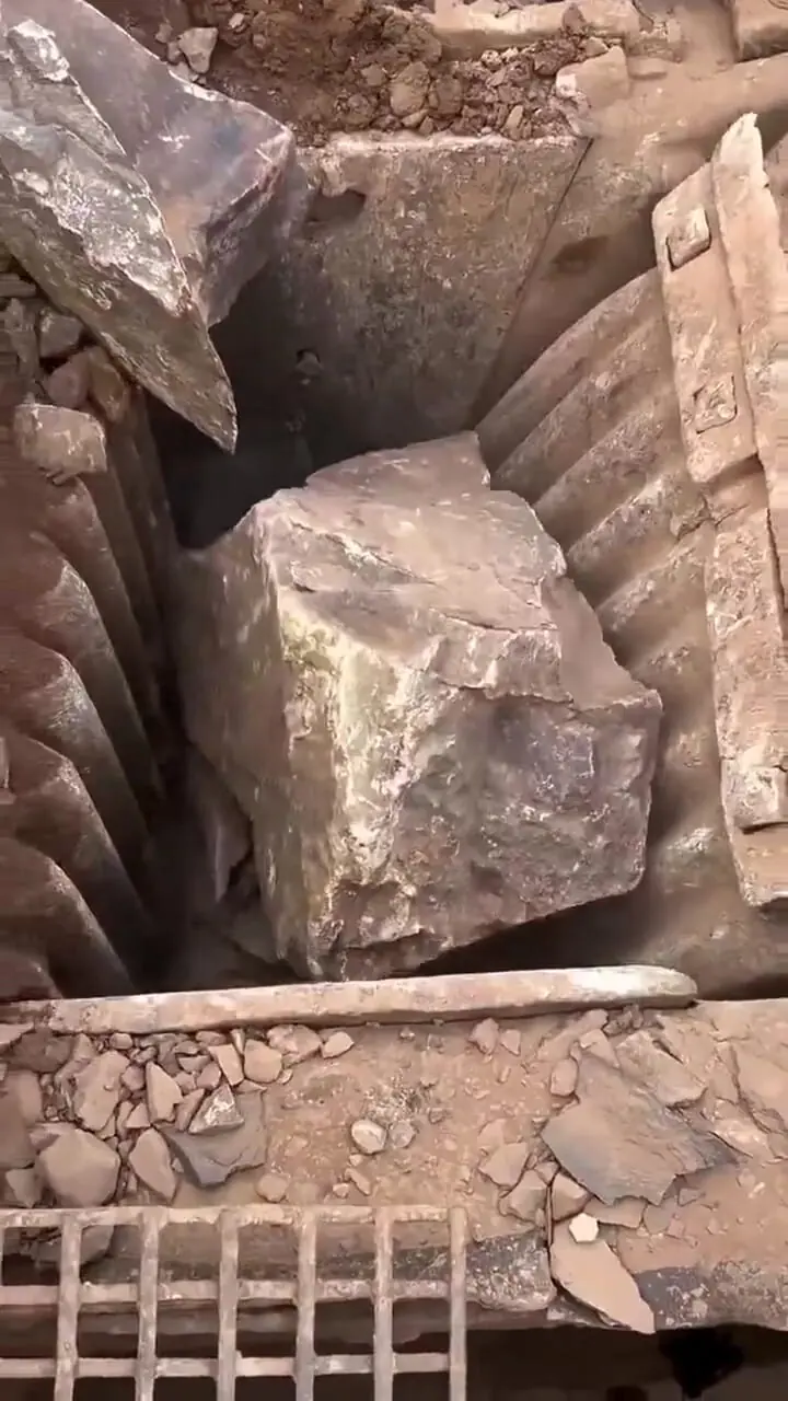 فیلم شکستن سنگ با پوتک برای ورود به دستگاه سنگ شکن