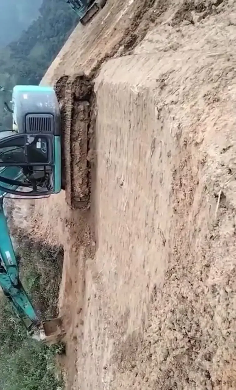 فیلم رانندگی دیدنی بیل مکانیکی روی شیب صاف