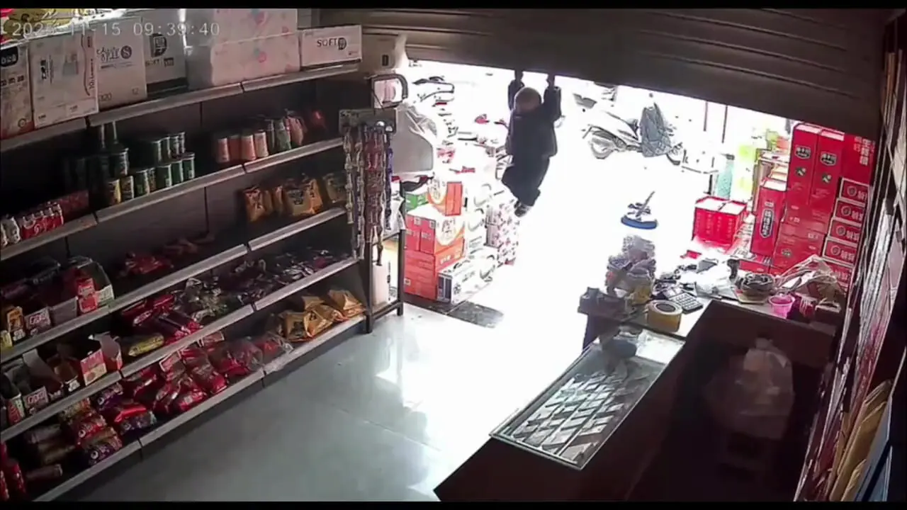 فیلم آویزان شدن کودک هنگام بالا رفتن کرکره