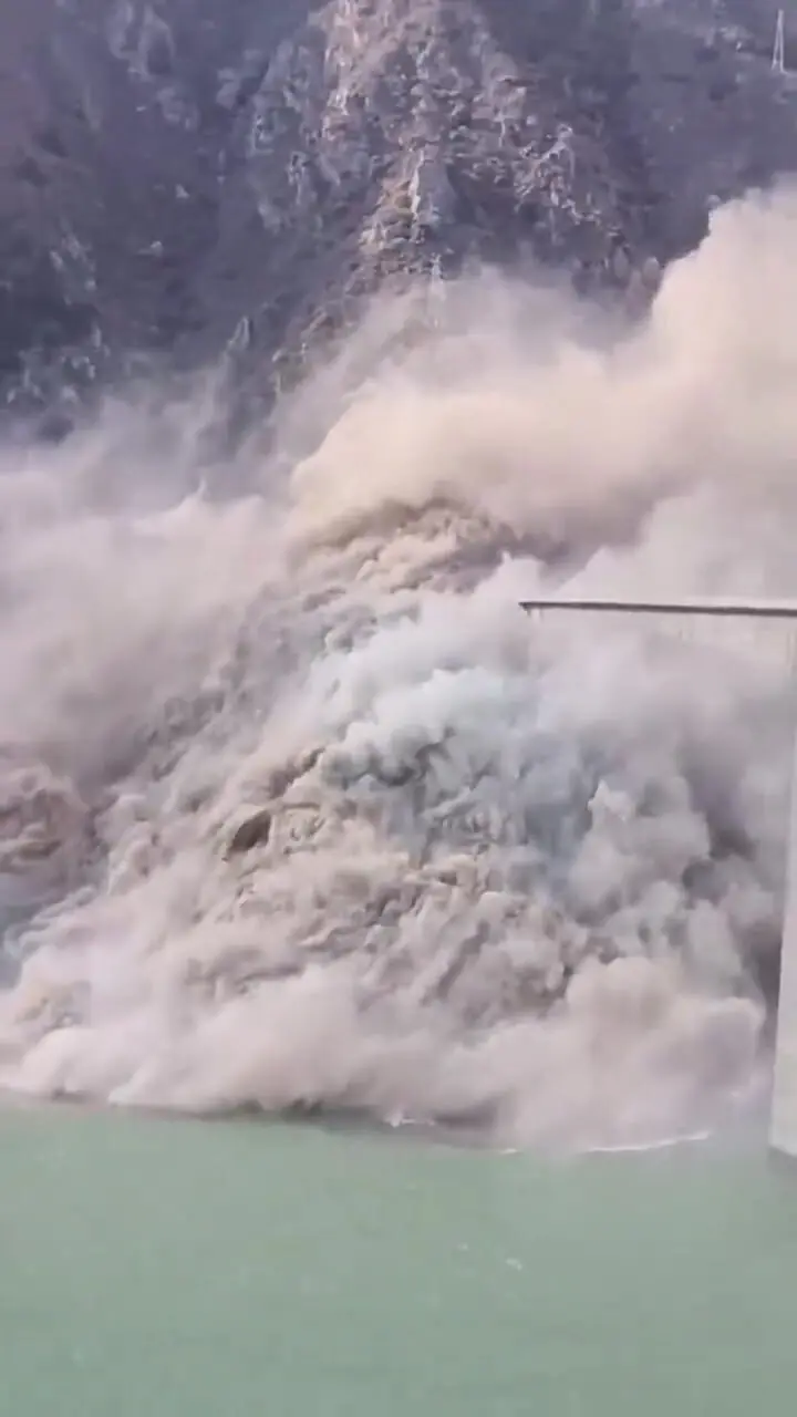 فیلم حادثه تخریب پل بزرگ در مسیر کوه