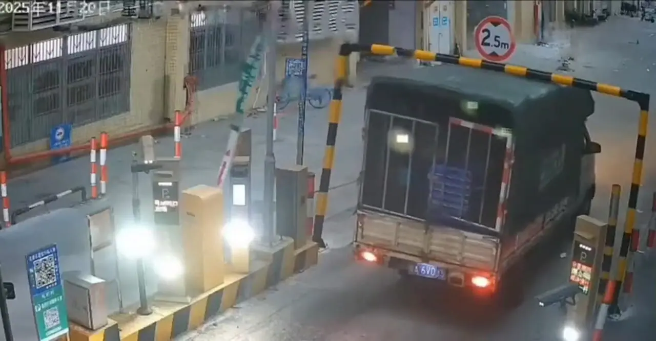 فیلم کنده شدن تابلو ۲.۵ متری توسط کامیون