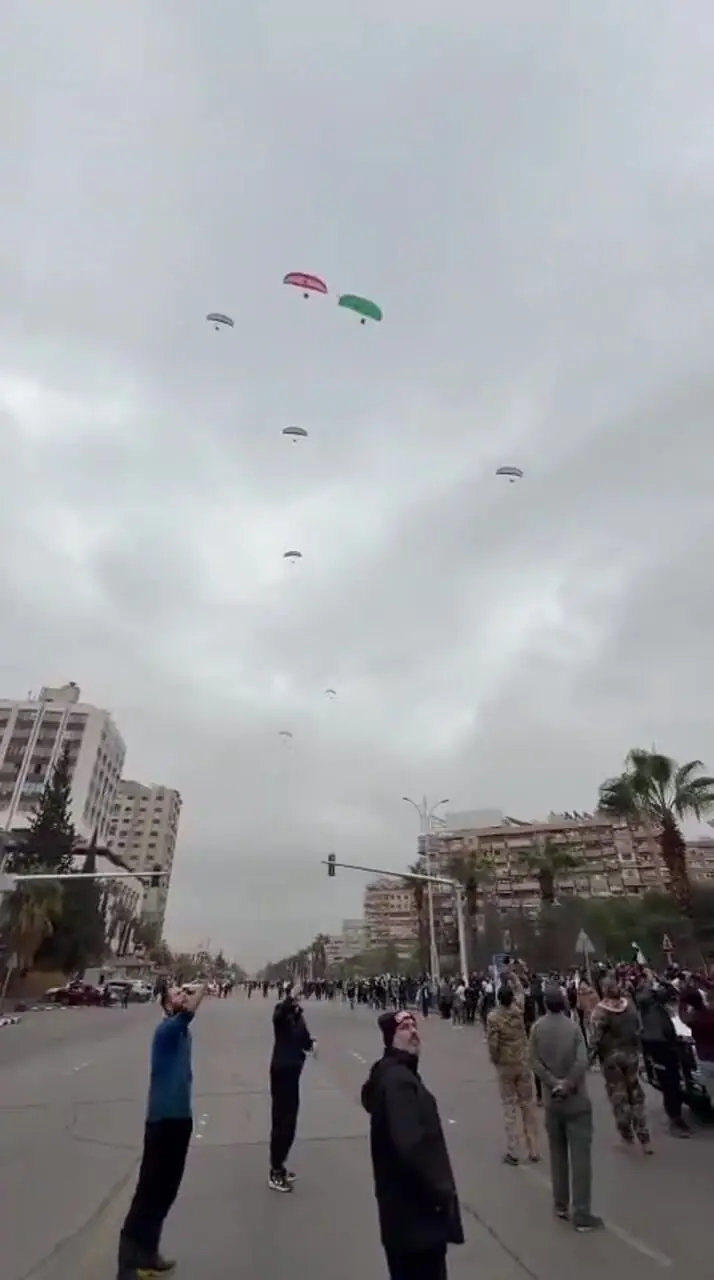 فیلم نمایش هوایی چتربازان بر فراز دمشق