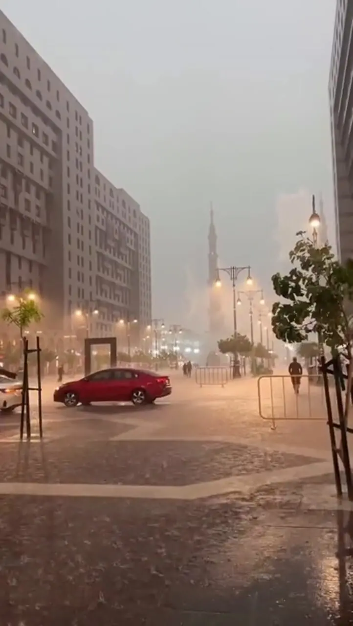 فیلم قفل شدن خیابان‌های مدینه با بارش باران