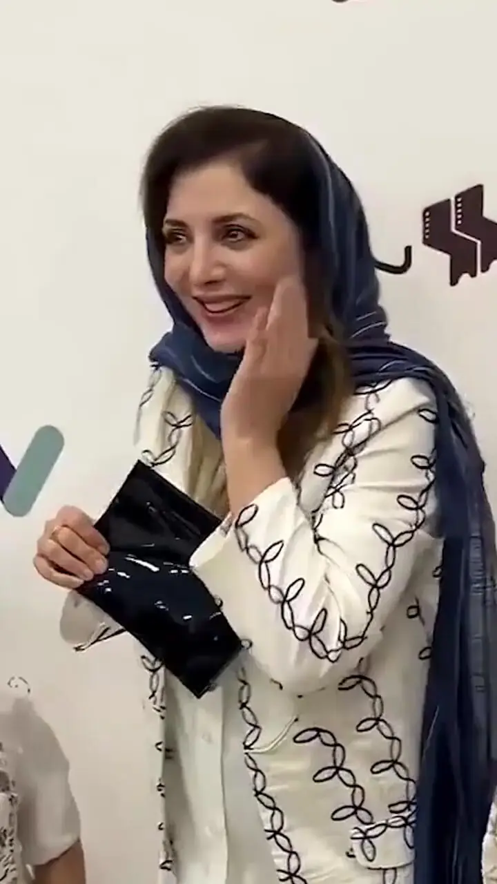 فیلم / بوسه ای که رویا میرعلمی رو در اکران عمومی معذب کرد .../ چرا واقعا بوسه جلوی مردم ...