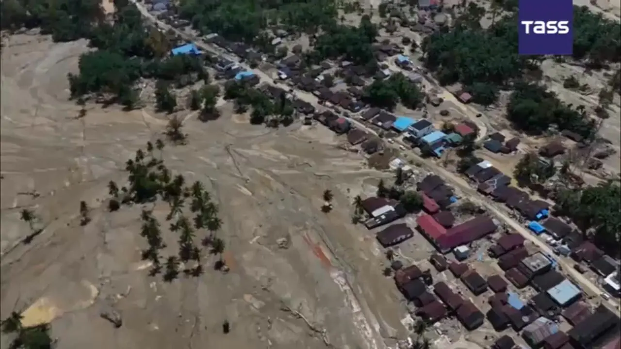 فیلم / تلفات سیلاب مرگبار در اندونزی به ۱۲۰۰ نفر رسید