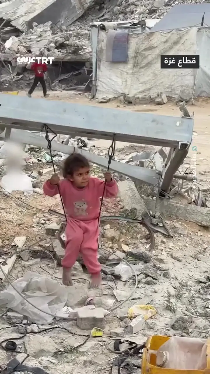 فیلم امید و شادی کودکان در دل ویرانه‌های جنگ