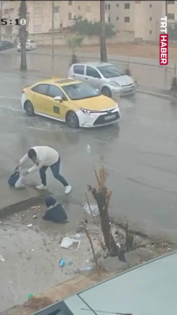 فیلم حادثه خیابانی و نجات زن توسط رهگذران