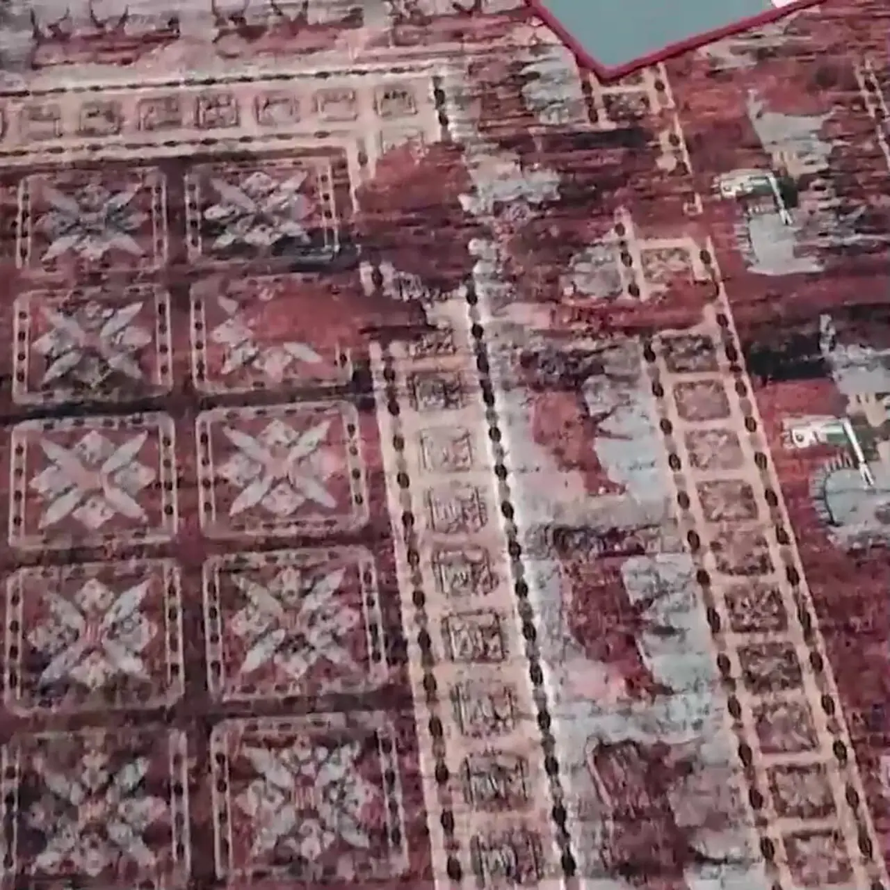 فیلم / اولین رونمایی از  چیدمان سنتی و مدرنِ خانه رویا میرعلمی /  از گلیم روی اوپن آشپزخانه، کنسول چوبی پر از قاب عکس در پذیرایی تا یخچال با کلی عکس چسبون شده!