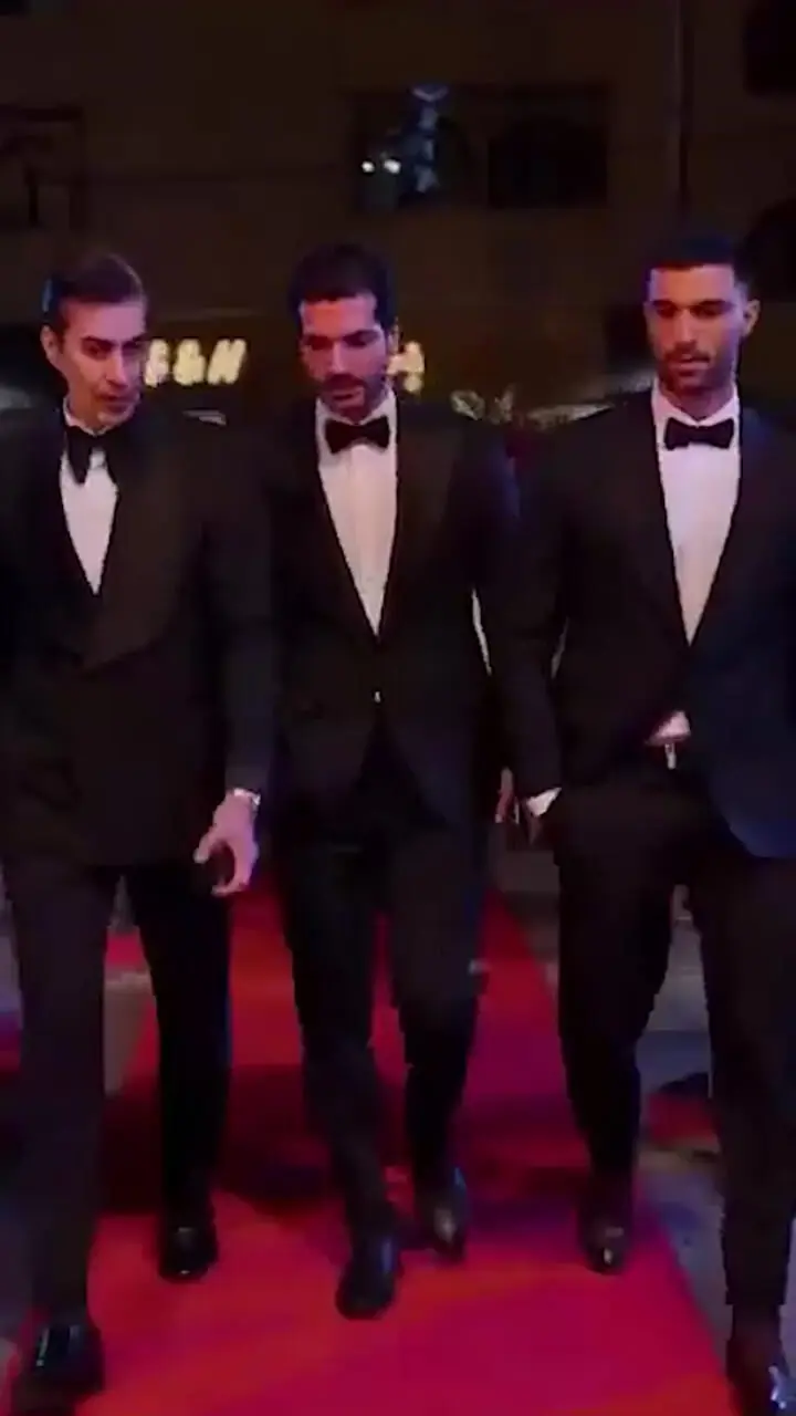 اسکورت ویژه امین حیایی و سالار عقیلی با خودرو بی ام و برای حضور در مراسم افتتاحیه پرطمطراق برند لاکچری پوشاک جواد عزتی، پارسا پیروزفر ، بهرام افشاری و دیگر بازیگران در ارومیه