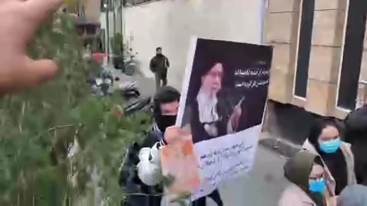 تجمع اعتراضی اولیا و دانش‌آموزان مقابل دبیرخانه شورای عالی انقلاب فرهنگی؛ مطالبه برای «مثبت شدن تأثیر پایه یازدهم» در کنکور + فیلم