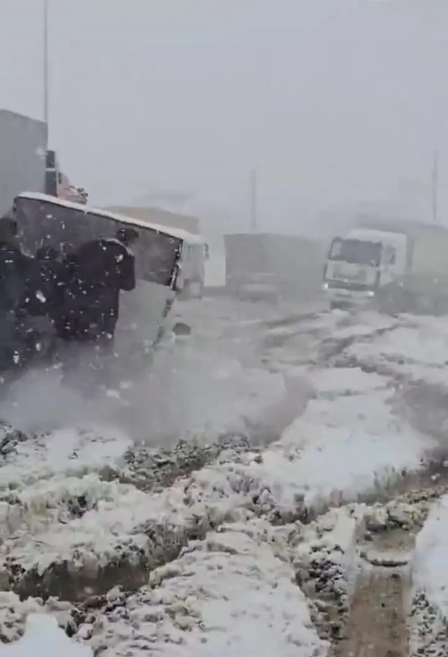 فیلم گرفتار شدن ده ها خودرو در برف مرز تمرچین