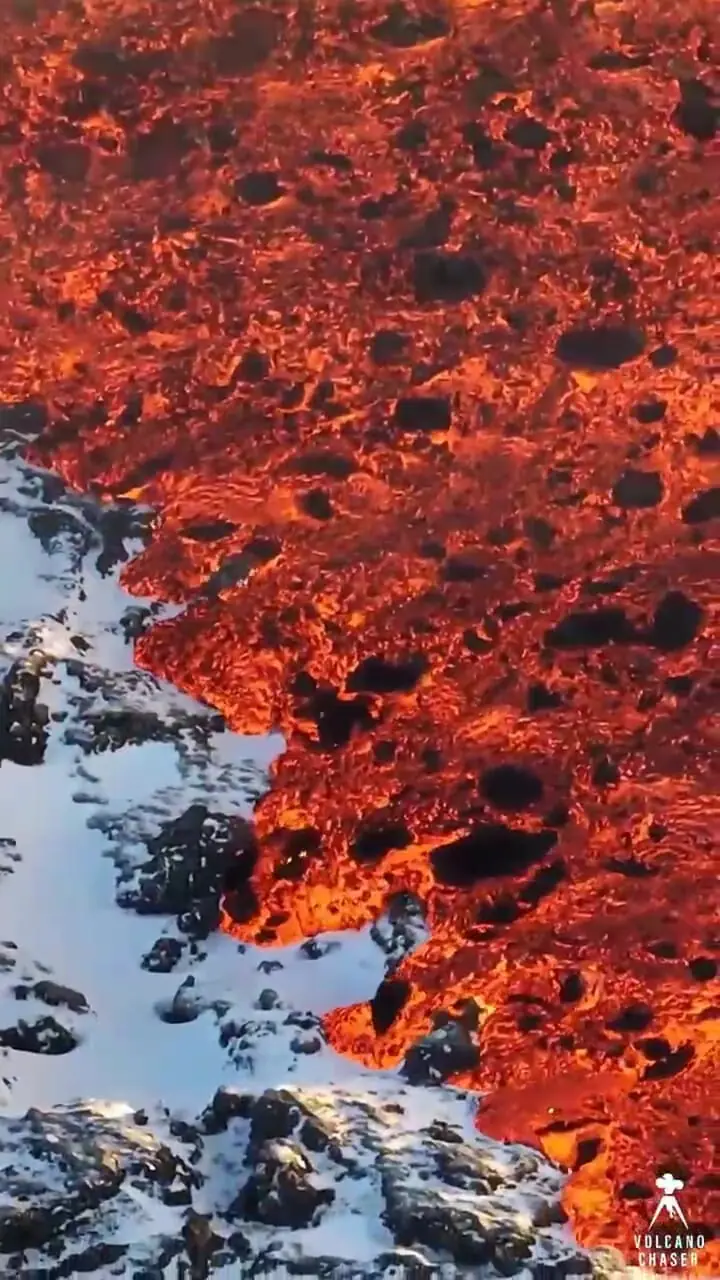 فیلم سرزمین آتش و یخ / فوران گدازه در کوه های برفی ایسلند