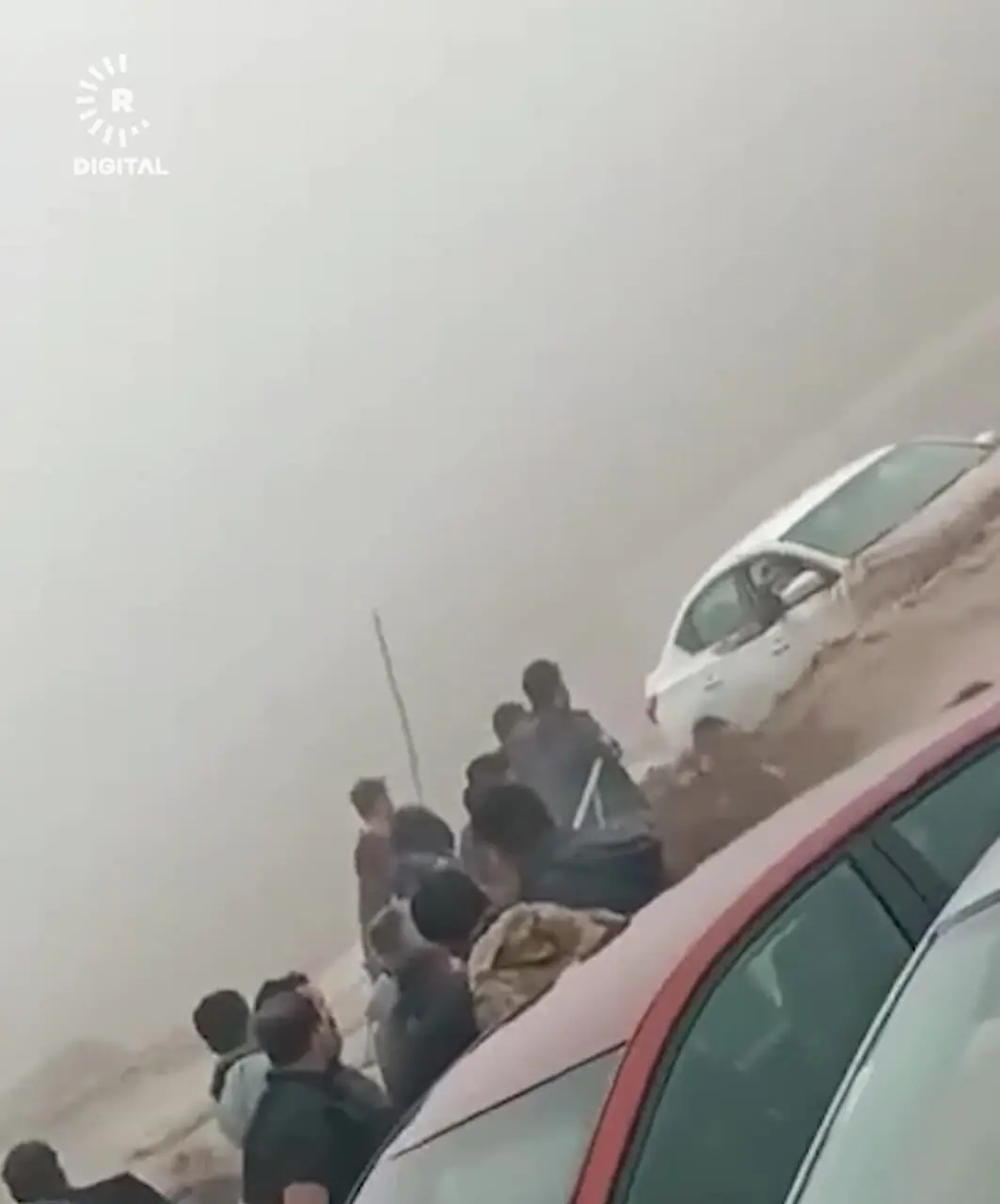 فیلم لحظه وحشت در کرکوک / سیل جان نوزاد و یک مرد را گرفت