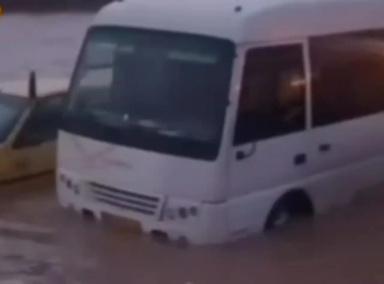 فیلم لحظات بحرانی رانندگی در باران شدید دهلران