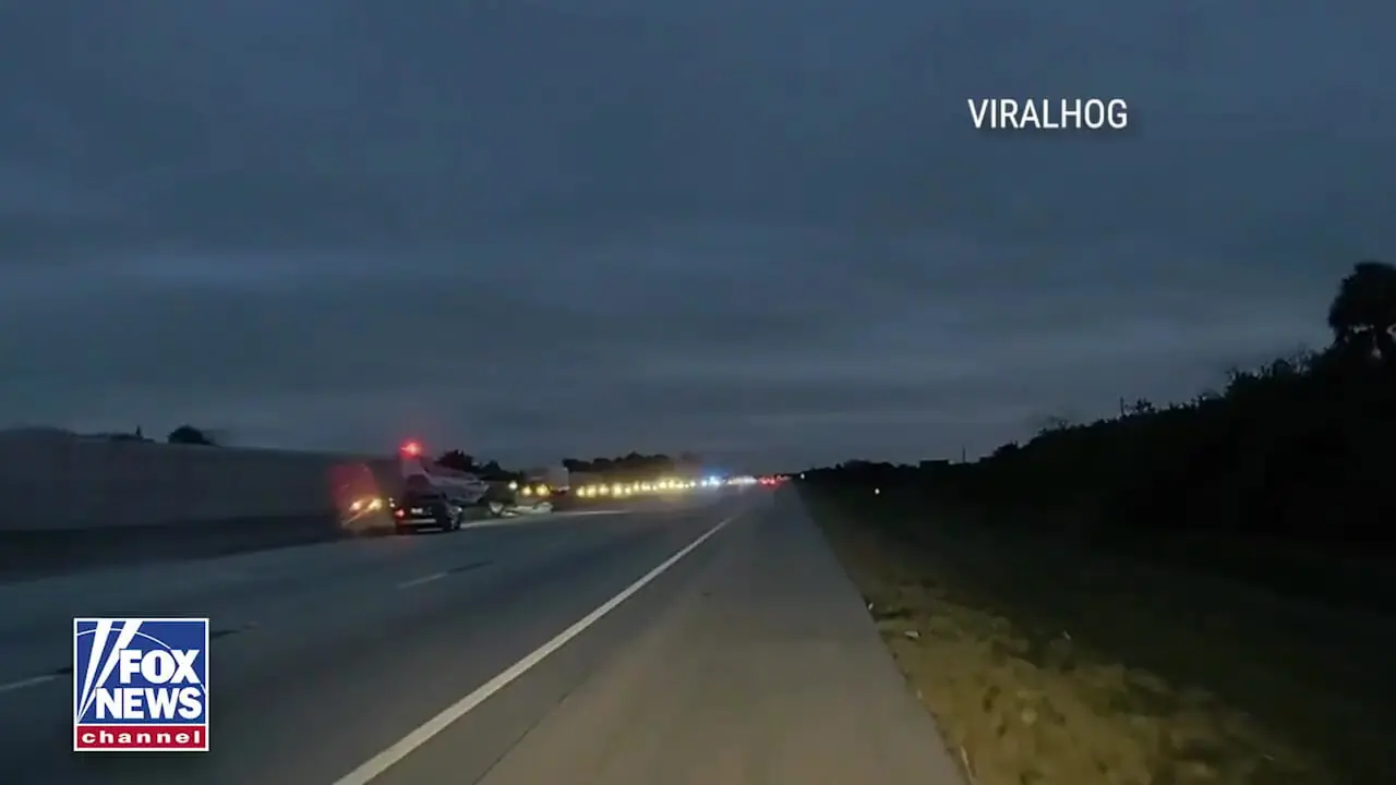 فیلم فرود اضطراری هواپیما روی خودرو در بزرگراه فلوریدا