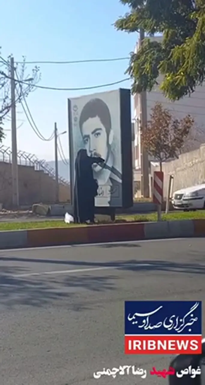 فیلم غبارروبی مادر شهید از عکس فرزندش در خیابان های زنجان