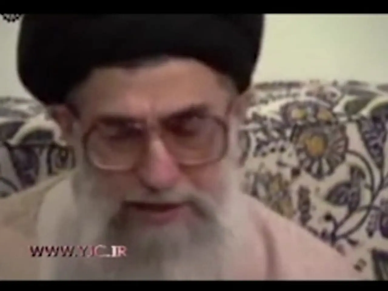 فیلم / رهبری انقلاب: من در کلاس اول ابتدایی چشمانم ضعیف بود و تخته سیاه و چهره معلم رو نمی‌دیدم  ...