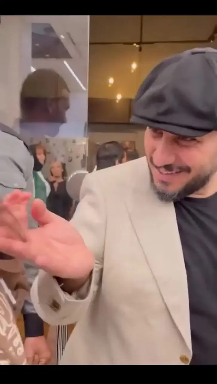 فیلم/ رفتار جالب جواد عزتی با کوچکترین دختر طرفدارش / محبوب و مردمی مثل جواد عزتی