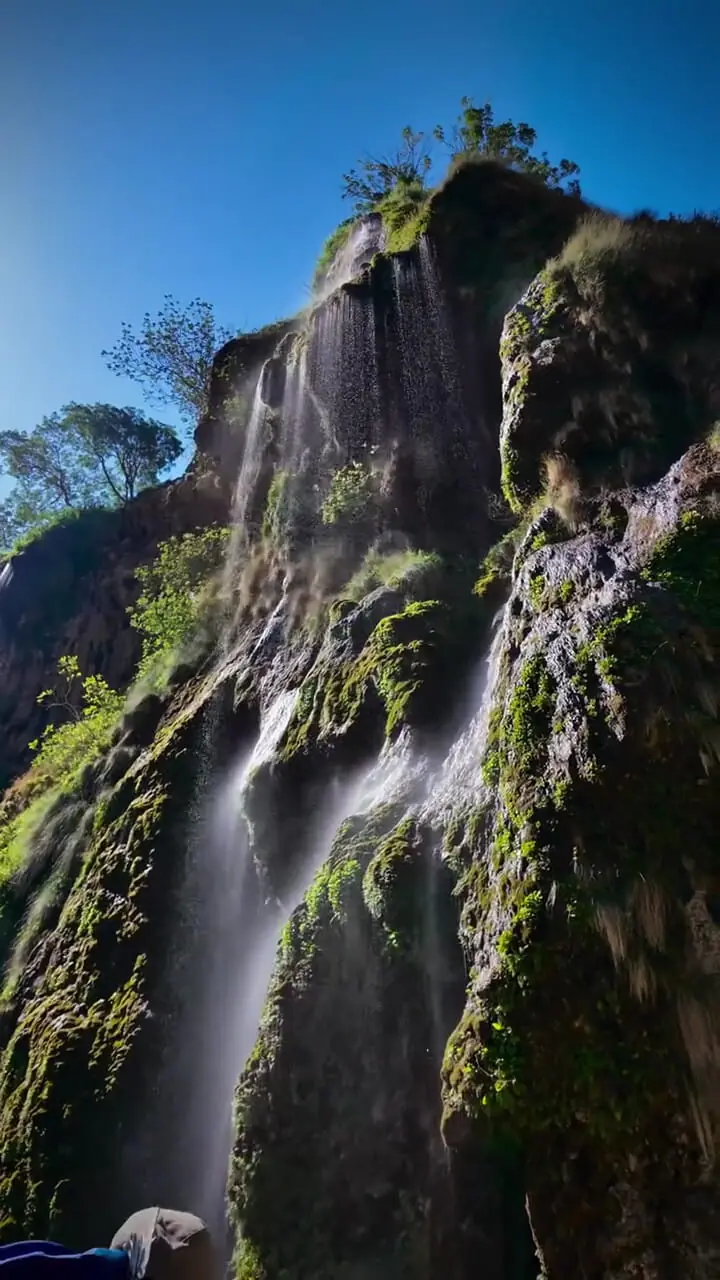 سفر به لرستان؛ شگفتی آبشار آبگرمه در دل طبیعت + فیلم