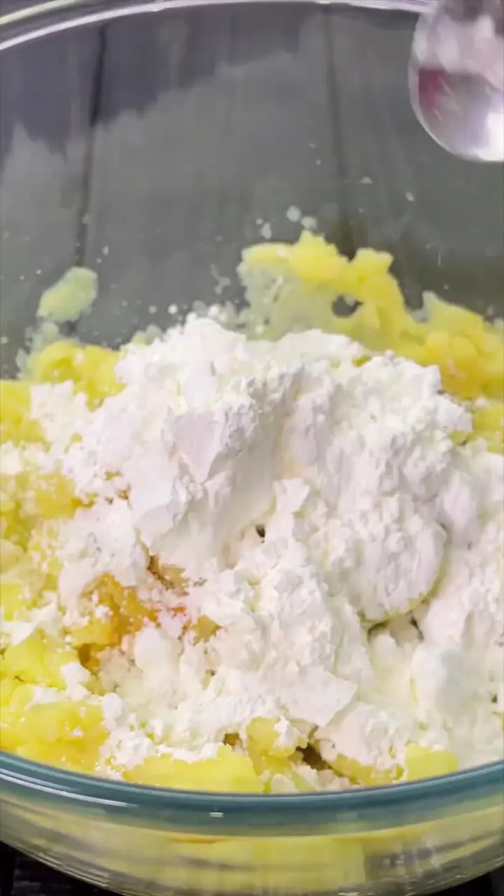 طرز تهیه سیب‌زمینی متری میان‌وعده‌ای متفاوت و خوش‌طعم + فیلم