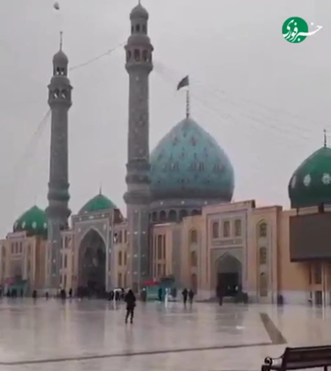 حال و هوای اولین باران پاییزی آستان مقدس مسجد جمکران + فیلم