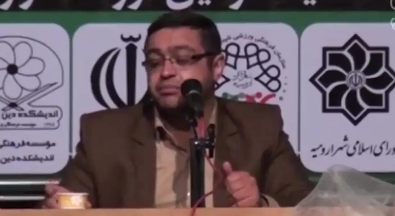 سعید عزیزی: آقایون حتما روز زن برای خانم‌هاتون کادو بگیرید؛ خانم‌ها با یک شاخه گل به اوج احساس میرسند، سلفی میگیرن من و گل یهویی