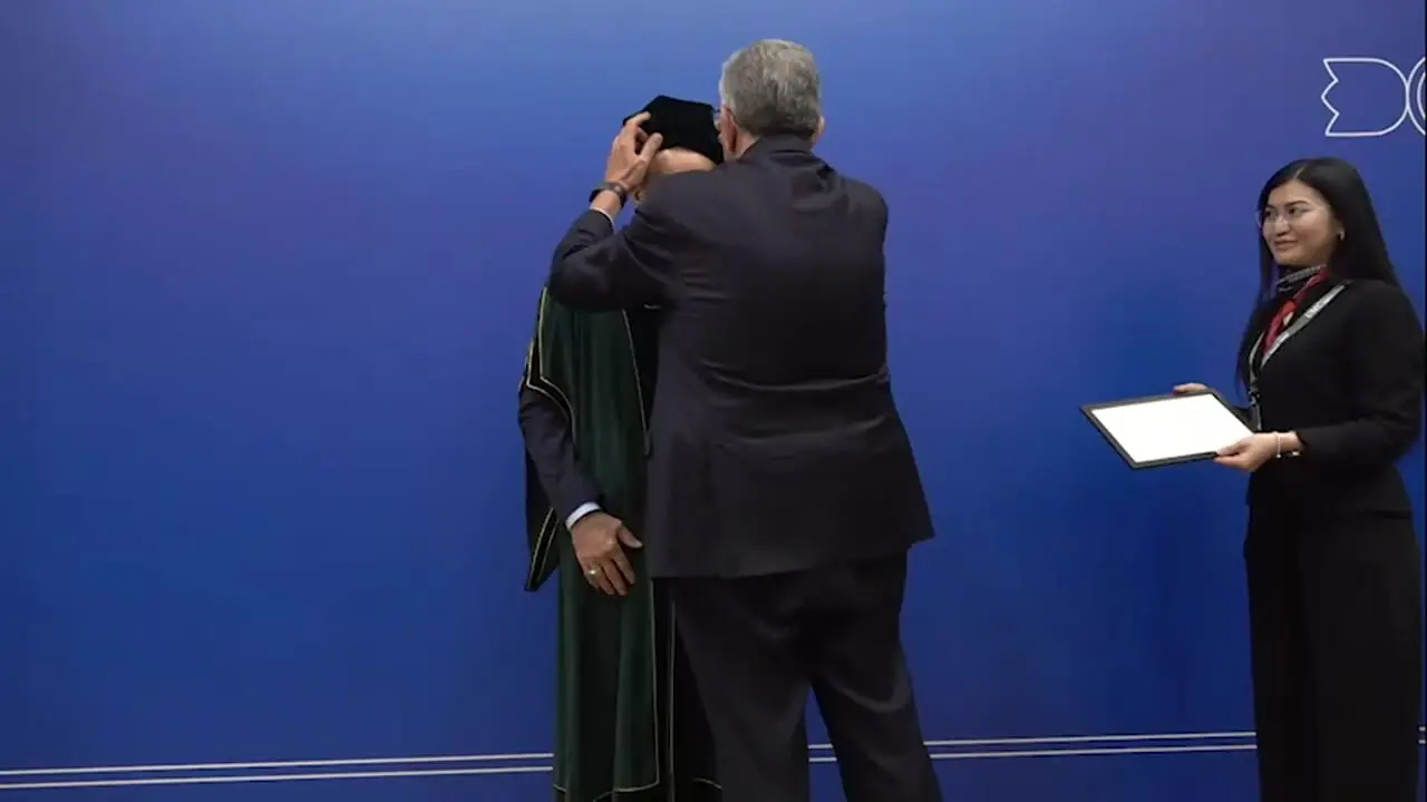 پزشکیان با لباس پزشکی خاص دکترای افتخاری دانشگاه نظربایف را دریافت کرد + عکس و فیلم