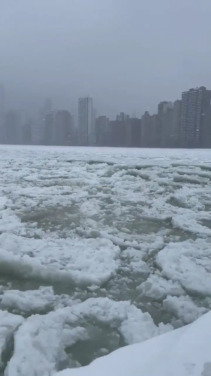 فیلم منظره عجیب کف زایی گسترده روی آب دریاچه میشیگان