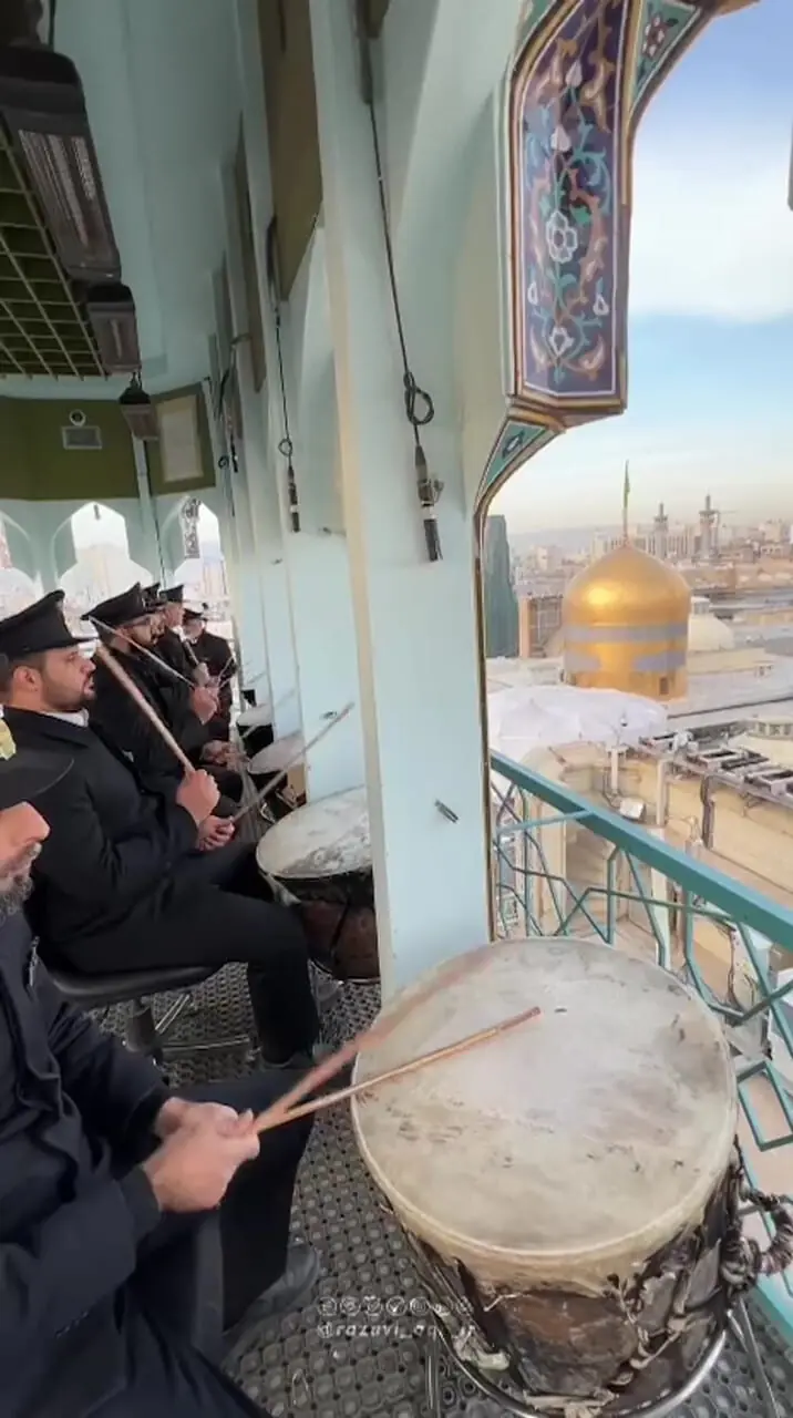 فیلم حال و هوای نقاره زنی حرم امام رضا در روز میلاد