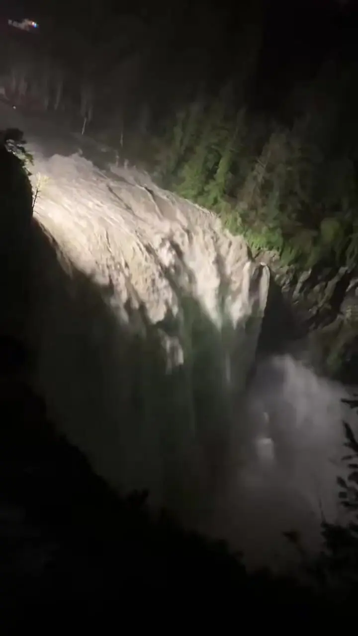 فیلم جریان پرقدرت آب در آبشار اسنواکمی