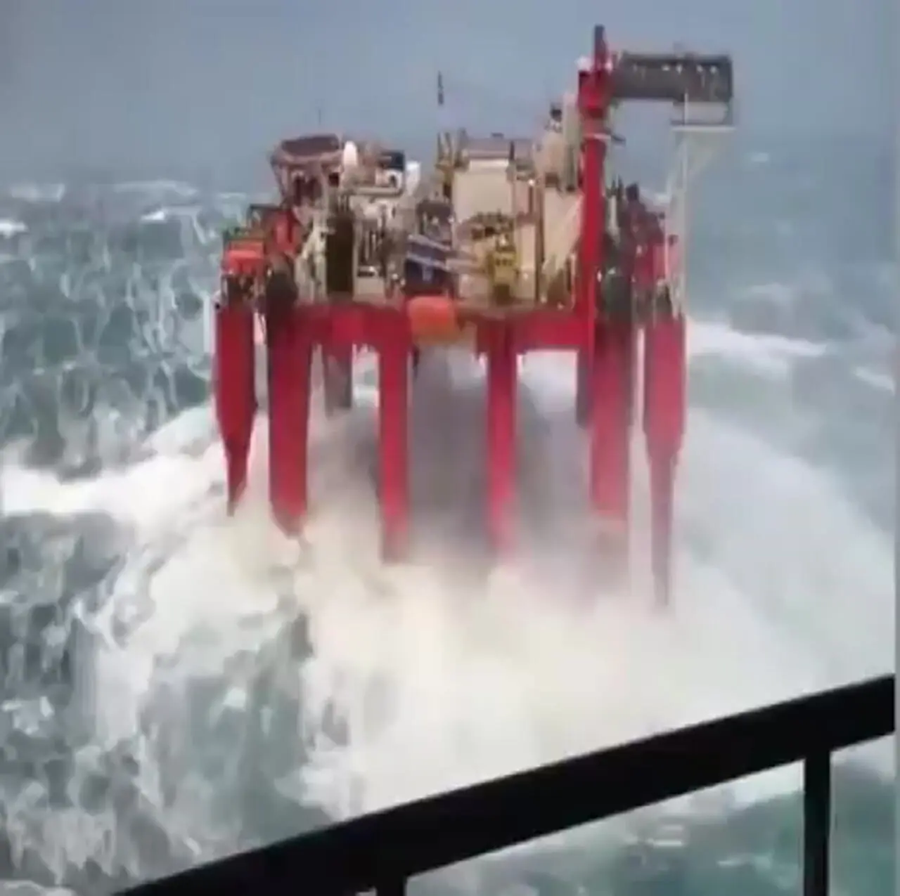 فیلم بزرگ ترین سکوی نفتی جهان در دل اقیانوس