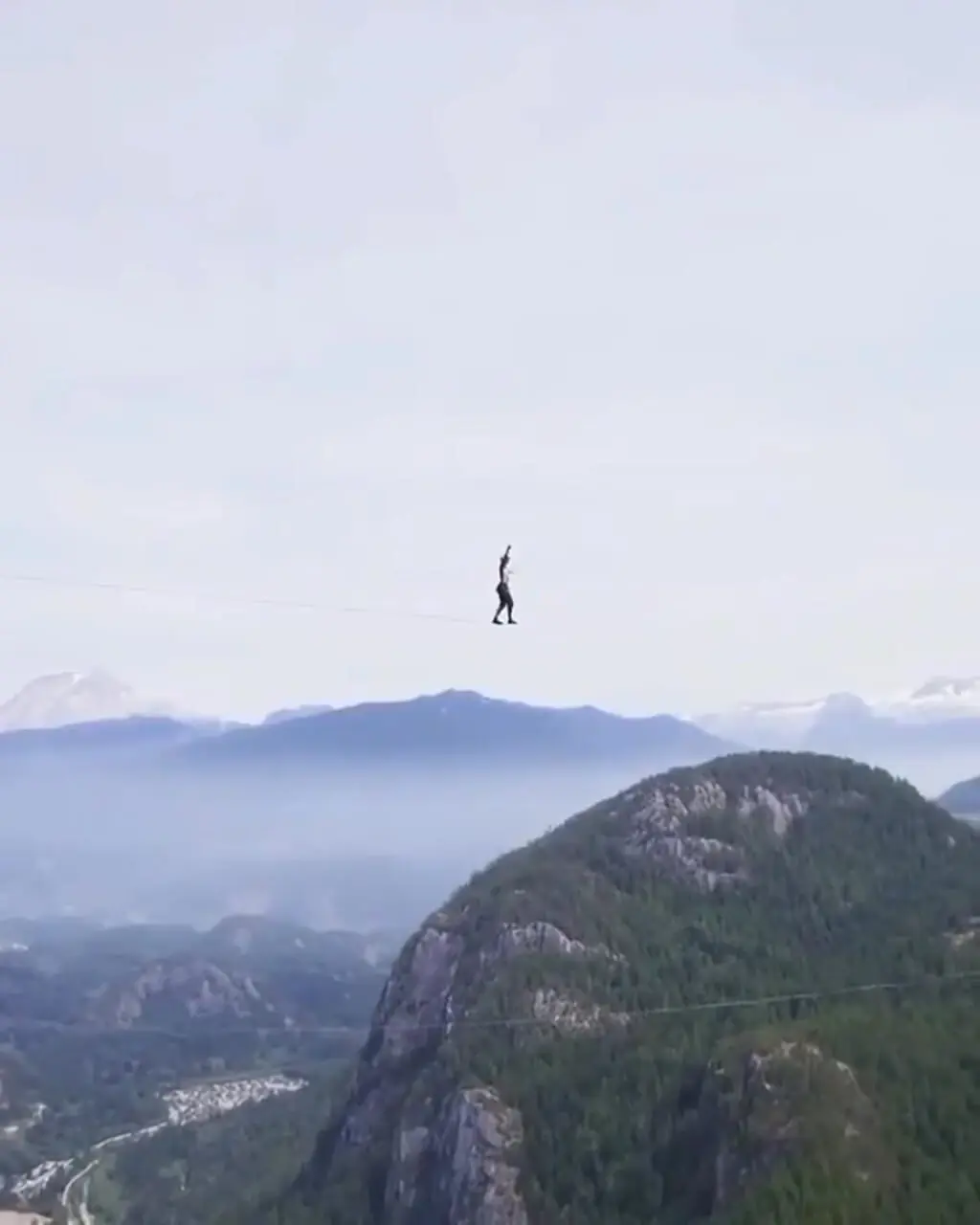 فیلم عبور خطرناک از مسیر ۶۴ متری در بریتیش کلمبیا