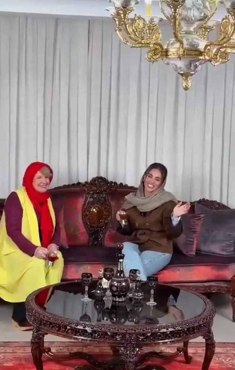 فیلم/ نگاهی به چیدمان منزل شاه پسند و کاخ مانند شهین تسلیمی مادر مهربان سینمای ایران در روز مادر مزین به مبلمان ایتالیایی هنر دست اوستا نجار، لوستر مجلل، آباژور رومیزی ، فرش ابریشمی و...