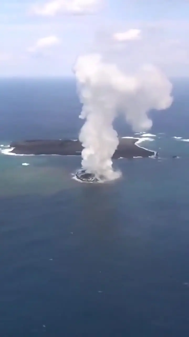 فیلم فوران خیره کننده آتشفشان و شکل گیری جزیره جدید